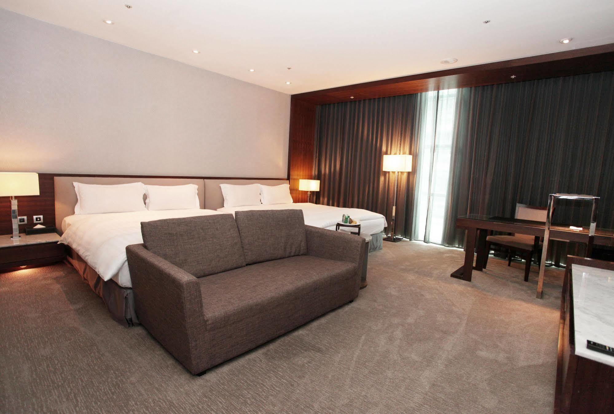 Taipung Suites Tainan Extérieur photo