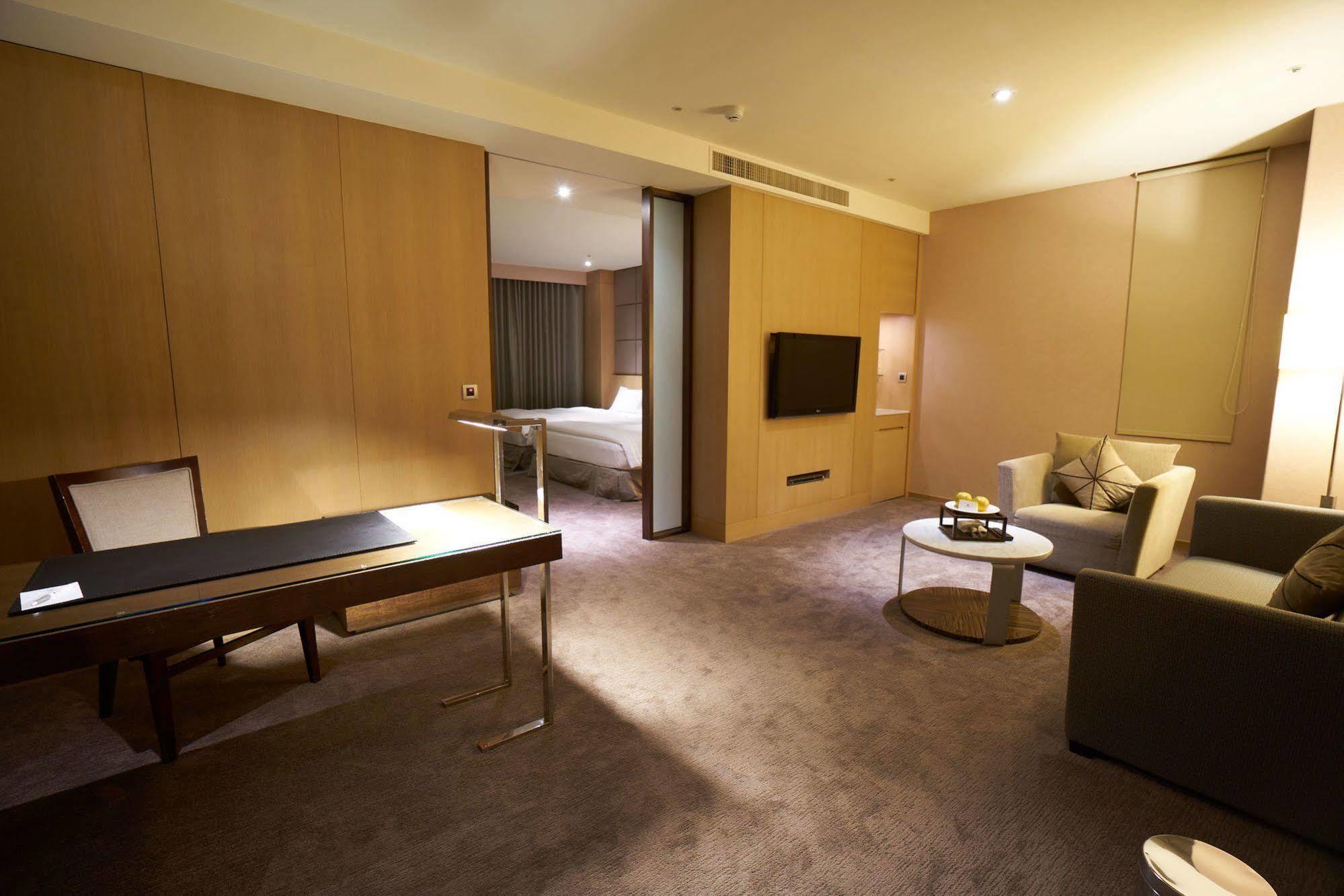 Taipung Suites Tainan Extérieur photo